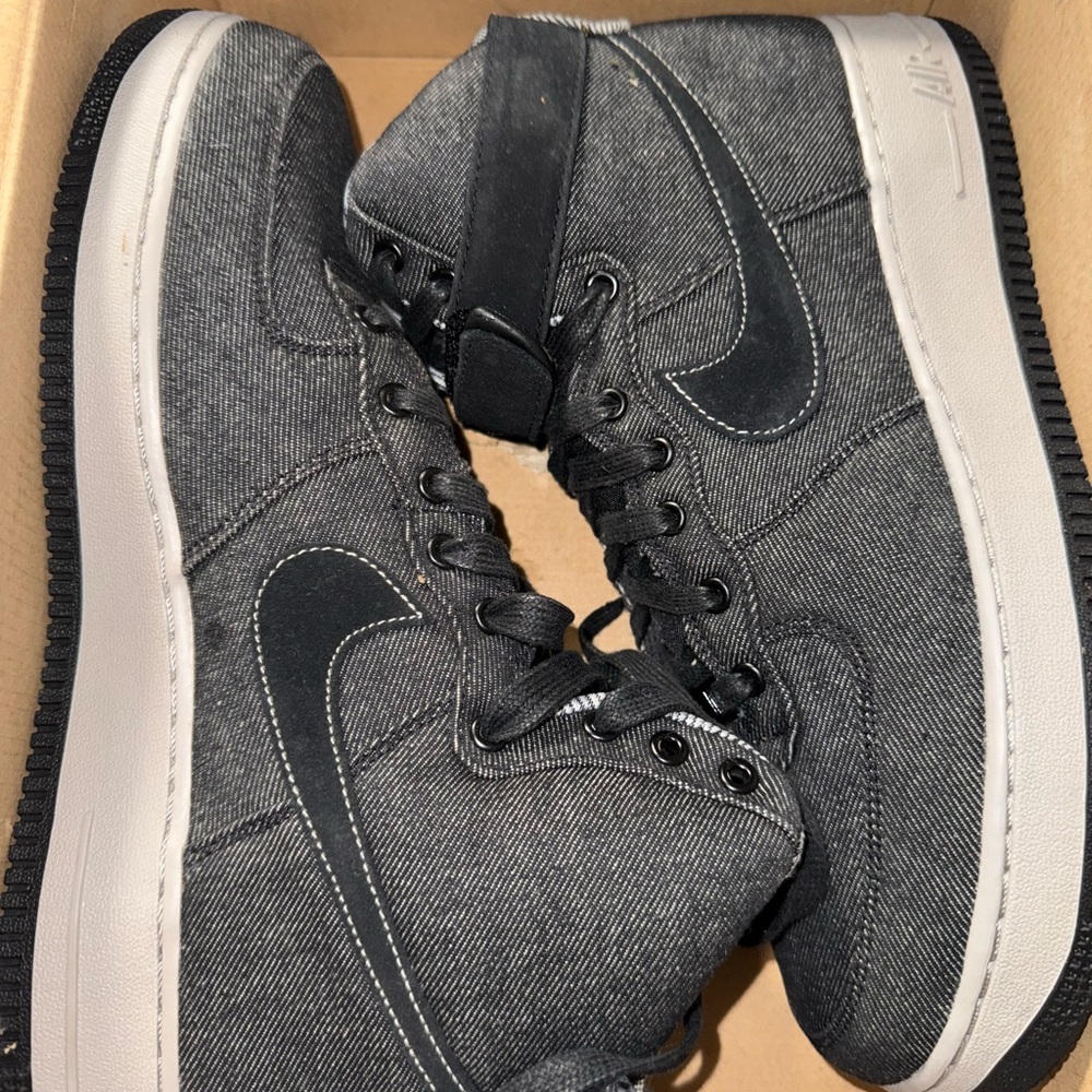 Nike Women’s Air Force 1 HI SE Sneakers